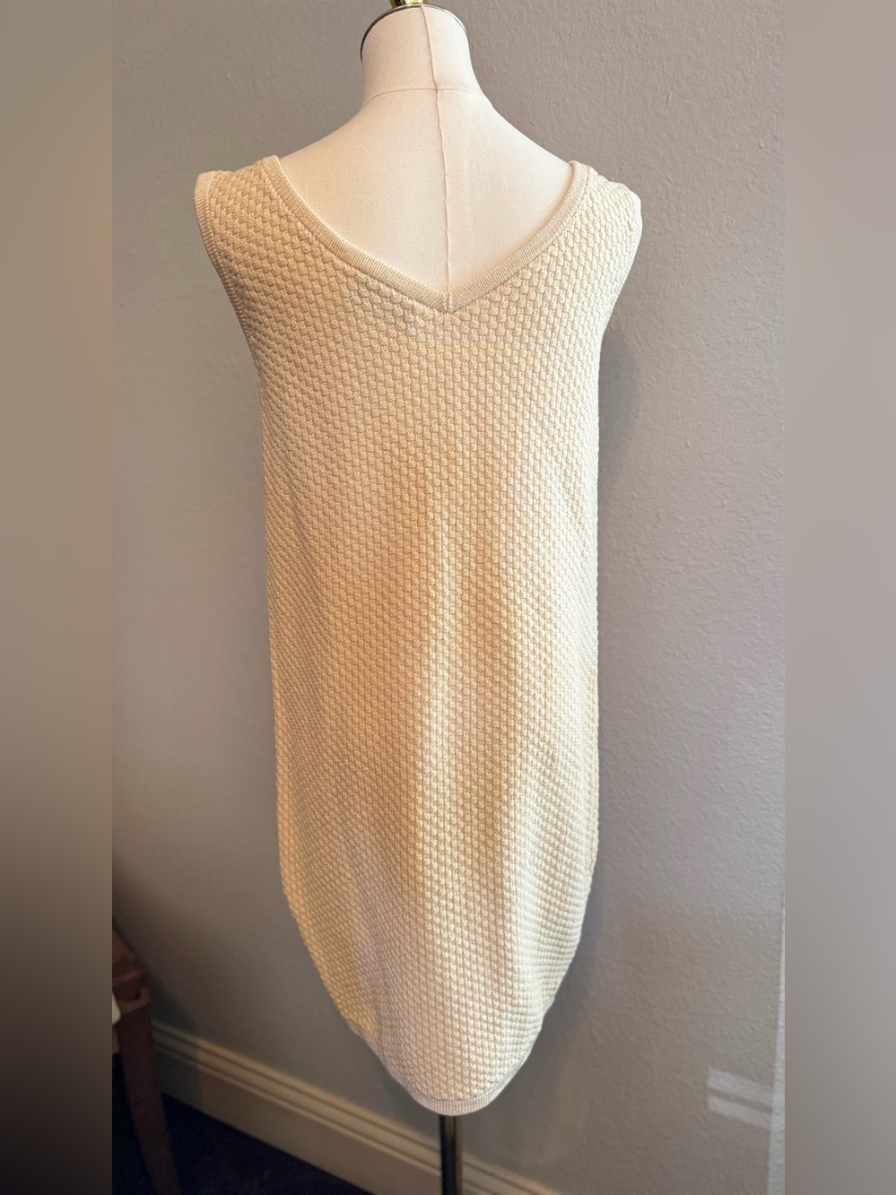 ST. JOHN Cream Textured Knit Sleeveless Shift Sheath Midi Dress w V-Back - Picture 3 of 16